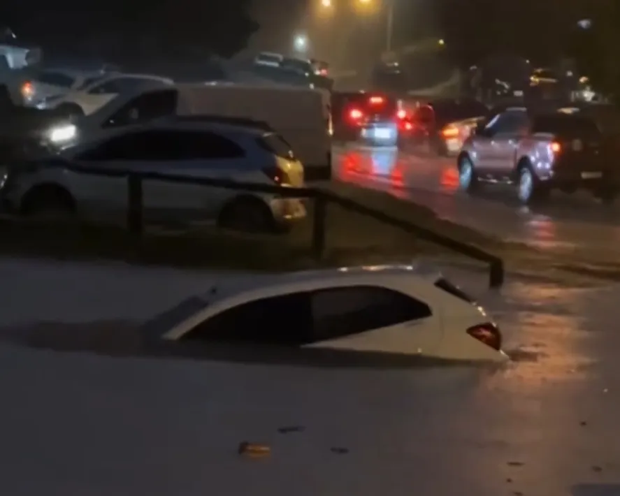 Temporal en Pinamar: varios autos quedaron bajo el agua